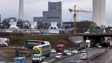 März 2021: Viel Verkehr auf der Autobahn A 43 mit dem Steag-Kraftwerk Herne im Hintergrund, Deutschland, Nordrhein-Westfalen, Ruhrgebiet, Herne