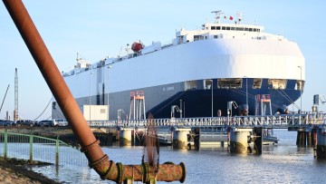 Ein Autofrachter liegt im Hafen von Emden.