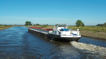 Containerschiff auf Wasserstraße