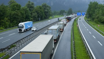 Lkw stauen sich tagsüber am 7. Juni 2022 aufgrund von Blockabfertigung auf der Autobahn vor dem Grenzübergang Kufstein/Kiefersfelden 