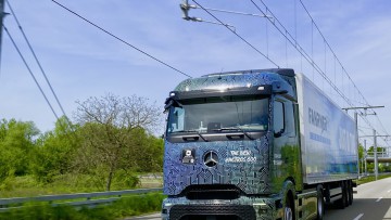 Der E-Lkw Mercedes-Benz eActros 600 fährt für einen Technologievergleich im Projekt eWayBW auf der Versuchsstrecke für Oberleitungs-Lkw in Baden-Württemberg