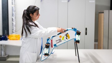 Asiye Cal, Medizinisch-technische Laborassistentin am Zollernalb-Klinikum, entnimmt ein Behältnis aus einer Drohne, in dem Blutproben enthalten sind und mithilfe der Drohne angeliefert wurden. Der Einsatz von Drohnen soll Zeit sparen und die Kosten gegenü