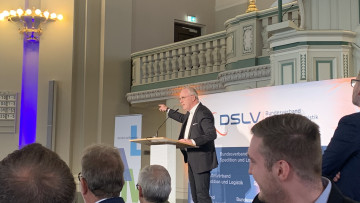 DSLV-Präsident Axel Plaß spricht in Berlin bei der Abendveranstaltung zur Mitgliederversammlung vor den Gästen