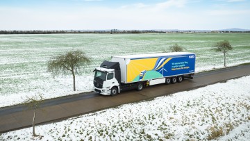 In Kooperation mit dem schwedischen Frachttechnologieunternehmen Einride plant Mars bis 2030 europaweit 300 Elektro-Lkw in Betrieb zu nehmen. Projektstart war Anfang 2024 in Deutschland. Im Bild ein E-Lkw mit Marslogo und dem Schriftzug „Wir sind auf dem 