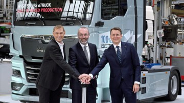 Beim Start der Serienproduktion des Elektro-Lkw: MAN-Produktionsvorstand Michael Kobriger gab zusammen mit Manfred Weber, Mitglied des Europäischen Parlaments und Vorsitzender der EVP, und MAN-CEO Alexander Vlaskamp (v.l.n.r.) im Werk München das Startsig