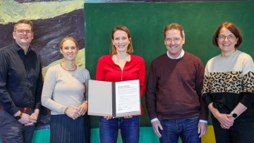 Sandra Achternbusch (m.), Executive Director Corporate Sustainability, und Alexander Neudorf (l.), Executive Director People & Culture, unterzeichneten die Charta der Vielfalt im Beisein von Swantje Hepke (2.v.l.), Thoralf Schuster und Claudia Scheins aus