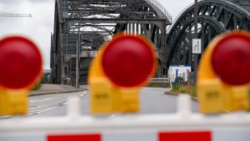 Warnleuchten stehen Ende Mai 2022 auf einer Sperrbake vor der Freihafenelbbrücke. Sie musste damals vier Monate lang repariert werden, weil ein Kapitän sie mit einem Baggerschiff gerammt hatte