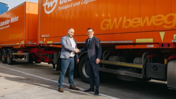 Gebrüder Weiss erweitert seine Transportdienstleistungen in Polen. Im Bild vor einem Anhänger des Unternehmens: Das Führungsduo Maciej Szczyglowski, Landesleiter Polen Land & Logistik (links) und René Stranz, Area Manager Slowakei und Polen