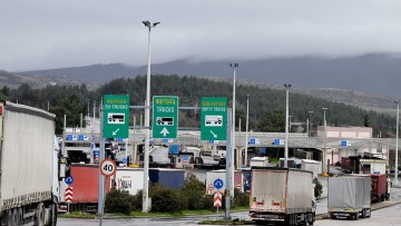 Lkw-Fahrer blockieren am 26. Januar 2026 Grenzübergänge am Grenzübergang Bogorodica nach Griechenland in der Nähe von Gevgelija, Nordmazedonien. Sie protestieren damit gegen das EES-System, dass Ein- und Ausreisen aus dem EU-Gebiet digital kontrolliert