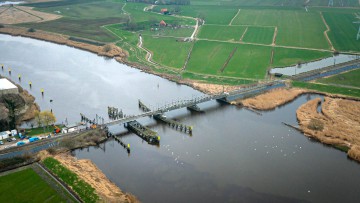 Die Eisenbahnbrücke über die Hunte in Elsfleth (Landkreis Wesermarsch), aufgenommen mit einer Drohne am 11. März 2024. Ein Binnenschiff war Ende Februar gegen die bisherige Eisenbahnbrücke geprallt. 