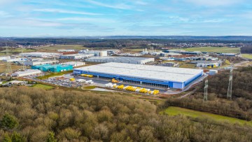 Der E-Fulfillment-Standort des Kontraktlogistikers ID-Logistics in Kaiserslautern. Zu sehen ist das 40.000 m² große  Center in dem Gewerbegebiet als Luftaufnahme. Vermietet wird es durch GLP