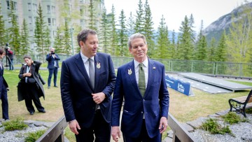 Lars Klingbeil (l, SPD), Bundesminister der Finanzen, Vizekanzler und SPD-Bundesvorsitzender, und Scott Bessent, US-Finanzminister, kommen beim Treffen der G7-Finanzminister und Notenbankgouverneure zusammen. Zu sehen sind Sie bei einem gemeinsamen Gang a