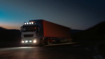 Lkw_Nacht_Volvo_DFDS