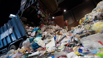 Ein Müllwagen liefert am auf der ALBA-Recyclinganlage in Berlin-Mahlsdorf recyclingfähige Materialien an (Symbolbild)