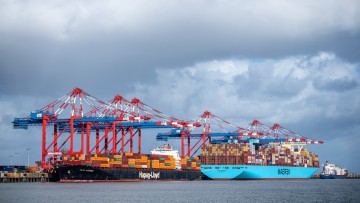 Containerschiffe liegen am Tiefwasserhafen Jade-Weser-Port.