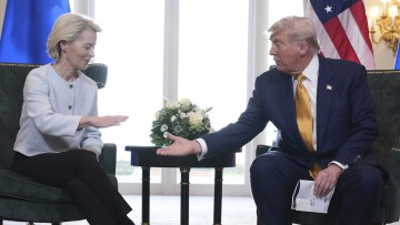 Trump und Ursula von der Leyen besiegeln den Zoll-Deal mit Handschlag
