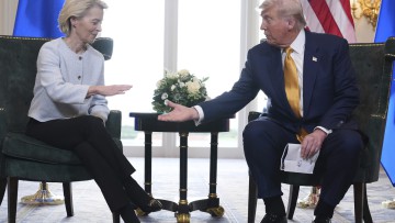 Trump und Ursula von der Leyen besiegeln den Zoll-Deal mit Handschlag