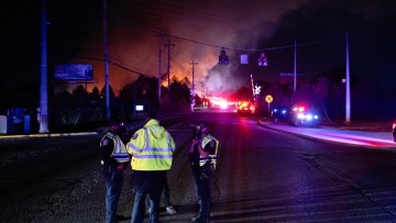 Einsatzkräfte tragen Atemschutzmasken in der Nähe des gemeldeten Flugzeugabsturzes am Louisville Muhammad Ali International Airport am Dienstag, 4. November 2025, in Louisville, Kentucky