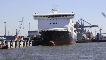 Ro-Ro-Fähre „Athena Seaways“ der DFDS-Reederei im Hafen von Klajpeda, dahinter das US-Kommandoschiff „Mount Whitney“ und zuletzt der Container-Frachter „MSC Rossella“