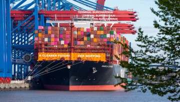 Ein Containerschiff im Hamburger Hafen am Burchardkai wirbt für eine sauberere Zukunft in der Schifffahrt.