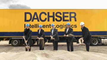 Am 28. Oktober fand der symbolische Spatenstich vor einem Dachser-Anhänger statt. Von Links:  Sascha Dorday (Wirtschaftsförderung Unna), Jürgen Sobkowiak (General Manager Dachser Dortmund), Dirk Wigant (Bürgermeister Unna), Andreas Fritsch (Managing Direc