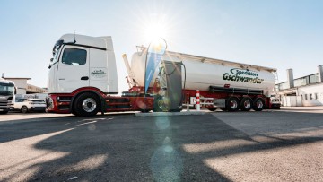 Auf dem Betriebshof der Spedition Gschwander in Teningen steht ein Schüttgut-Lkw vor einer Ladesäule des Energieversorgers Badenova