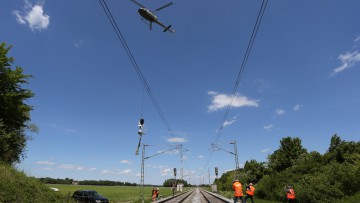 Ein Hubschrauber lässt über der am Pfingstwochenende 2019 gesperrten Bahnstrecke Augsburg-Donauwörth einen Signalmasten der Bahn zur Montage ab. Zwischen Meitingen und Mertingen wurden die Bauarbeiten für das erste digitale Stellwerk auf einer Hauptverkeh