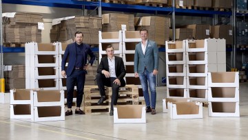 Navid Thielemann, neben dem Lagerkarton-Gründer Sebastian Welp und Christian Flick, COO der ThielemannGroup (v. l. n. r.)