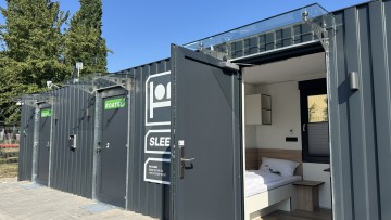 Am Lagerstandort Gimbsheim von TST in Rheinland-Pfalz ist ein Mikrohotel für Berufskraftfahrer des Anbieters Roatel entstanden. Sie können dort ihre regelmäßige wöchentliche Ruhezeit verbringen und haben zugleich einen Stellplatz für den Lkw in der Nähe. 