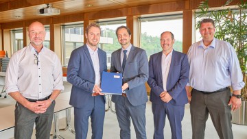 Die Verträge sind unterzeichnet (v.l.n.r.): Tilo Stolz und Christoph Hesse (beide evm) freuen sich mit Guido Borning und Willi Scheidweiler (VDV) sowie Oliver Schmitt (evm) über die neue Partnerschaft