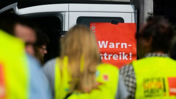 Streikende von Verdi Warnstreik Handel