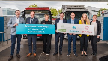 Bei der Eröffnung der Wasserstofftankstelle von H2 Mobility in Düsseldorf (v.l.n.r.): Martin Jüngel, Geschäftsführer und CFO, H2 Mobility, Dr. Stephan Keller, Oberbürgermeister der Stadt Düsseldorf, Mona Neubaur, Ministerin für Wirtschaft, Industrie, Klim