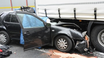 Auffahrunfall: Ein Pkw ist am 16.10.2015 auf der Autobahn 2 bei Gütersloh (Nordrhein-Westfalen) unter einem Lastwagen eingeklemmt.