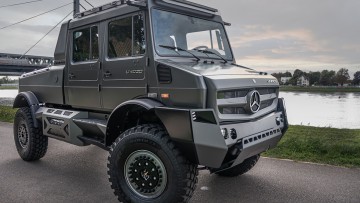 Das Unimog-Showcar von Mercedes-Benz Spezial Trucks parkt an einem Fluss. Das Fahrzeug ist in der seitlichen Frontansicht zu sehen