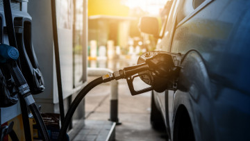 Auto an der Zapfsäule einer Tankstelle