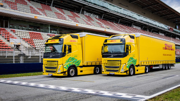 Zwei Lkw von DHL auf der Formel 1 Rennstrecke in Barcelona.