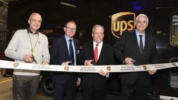 Jens Koch, UPS Betriebsratsvorsitzender, Lars Nockermann, Bezirksbürgermeister, Pit Clausen Oberbürgermeister Bielefeld,Frank Sportolari, UPS Deutschland-Chef