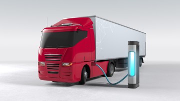 E-LKW beim Ladevorgang an einer Hochleistungsladesäule
