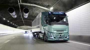 Der Volvo FH Aero Electric fährt mit einem weißen Kofferauflieger durch einen Tunnel 