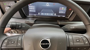 Cockpitansicht des Volvo FH mit den neuen Lenkstockhebeln