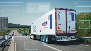 Intelligenter Trailer mit Cargobull Operating System auf der Autobahn