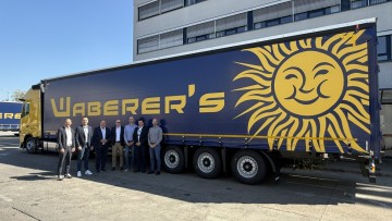 Vertreter von Waberer’s, BPW, Hesterberg und idem telematics stehen vor einem Trailer von Waberer's