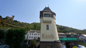 Der Pegelturm in Kaub zeigt einen Wasserstand von 30 Zentimetern an. Hitze und Trockenheit führten zu einem extremen Niedrigwasser, das inzwischen auch die Schifffahrt beeinträchtigt.
