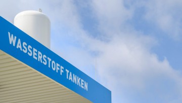 H2 MOBILITY Wasserstoff Tankstelle vor blauem Himmel