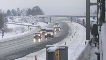 In Frankreich legt ein Schneechaos den Verkehr lahm