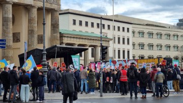 Demonstration beim Wirtschaftswarntag 2025 vor dem Brandenburger Tor