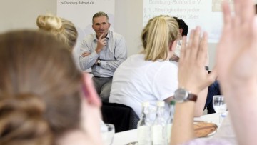 Frank Wittig, Vorsitzender der Schifferbörse, im Diskurs bei einem Quinwalo-Lehrgang. 