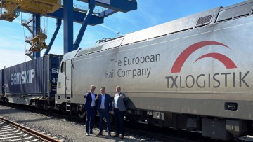 Daumen hoch für die Relation Duisburg – Katrineholm (v.l.n.r.): Piet Ozinga (Sales Manager Rail Network, Samskip), Bernd Weisweiler (Director Business Development, TX Logistik) und Johan Grootkarzijn (Head of Rail Network, Samskip) 