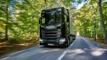 Grüner Scania Lkw im Wald