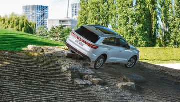 Geländewagen fährt auf steilem und unebenen Untergrund